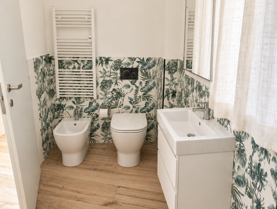 Bagno luminoso con sanitari moderni