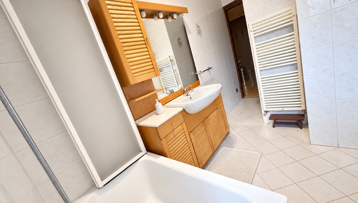 Bagno luminoso con vasca e legno