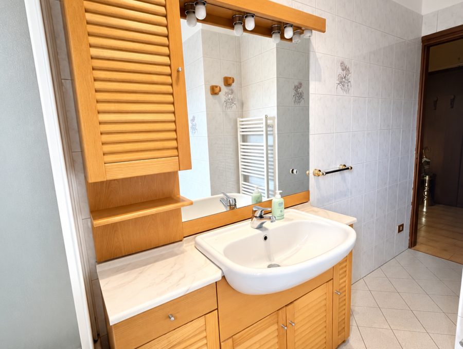 Bagno luminoso e ordinato in legno