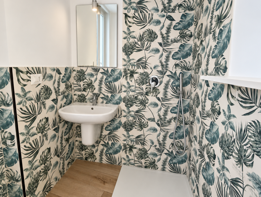 Bagno luminoso e perfettamente ordinato