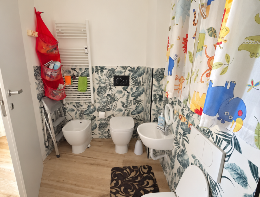 Bagno per bambini illuminato naturalmente