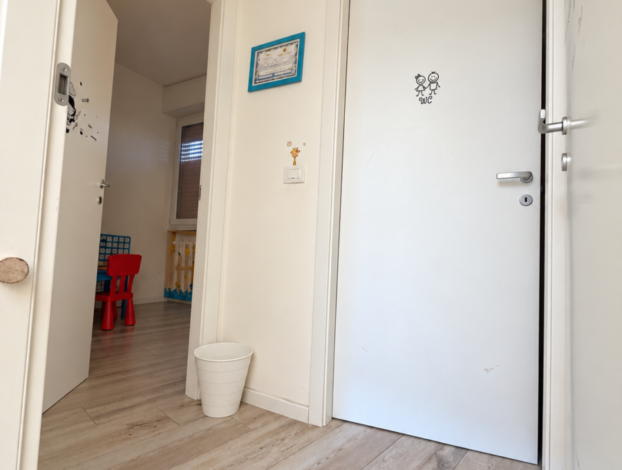 Corridoio luminoso con porta del bagno