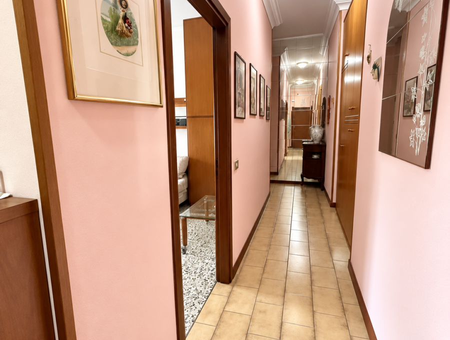 Corridoio rosa luminoso e ordinato