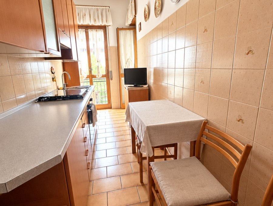 Cucina a corridoio, luminosa e ordinata