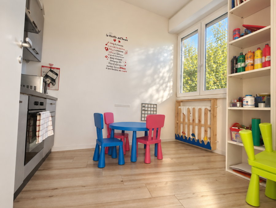 Cucina d’asilo illuminata dalla finestra