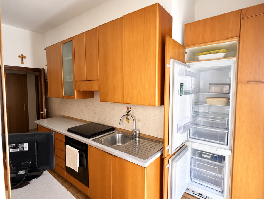 Cucina luminosa con frigorifero aperto