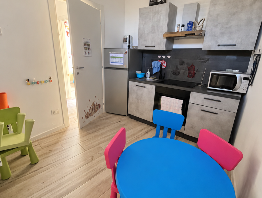 Cucina luminosa con tavolino blu