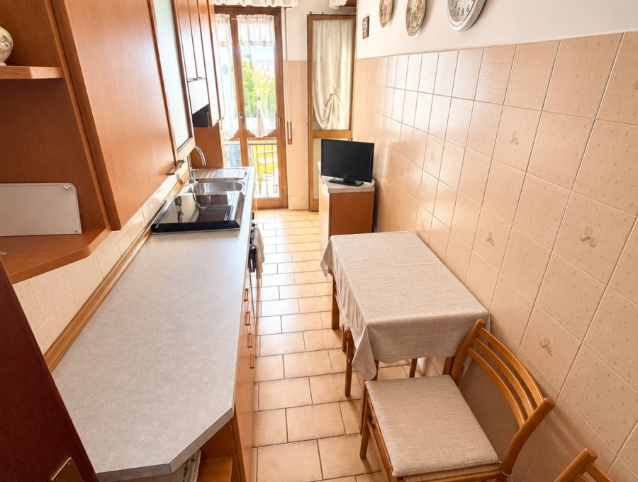 Cucina ordinata con lino chiaro
