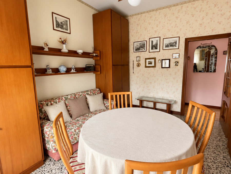 Salotto vintage ordinato in luce naturale